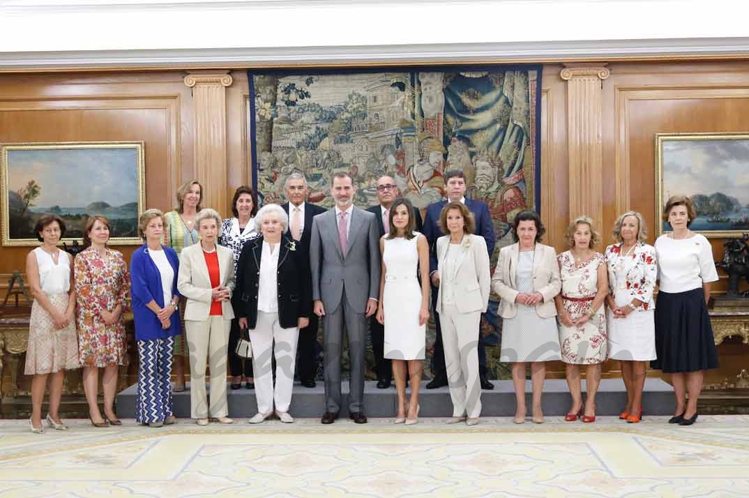 Los Reyes junto a la representación de la Asociación Nuevo Futuro © Casa S.M. El Rey