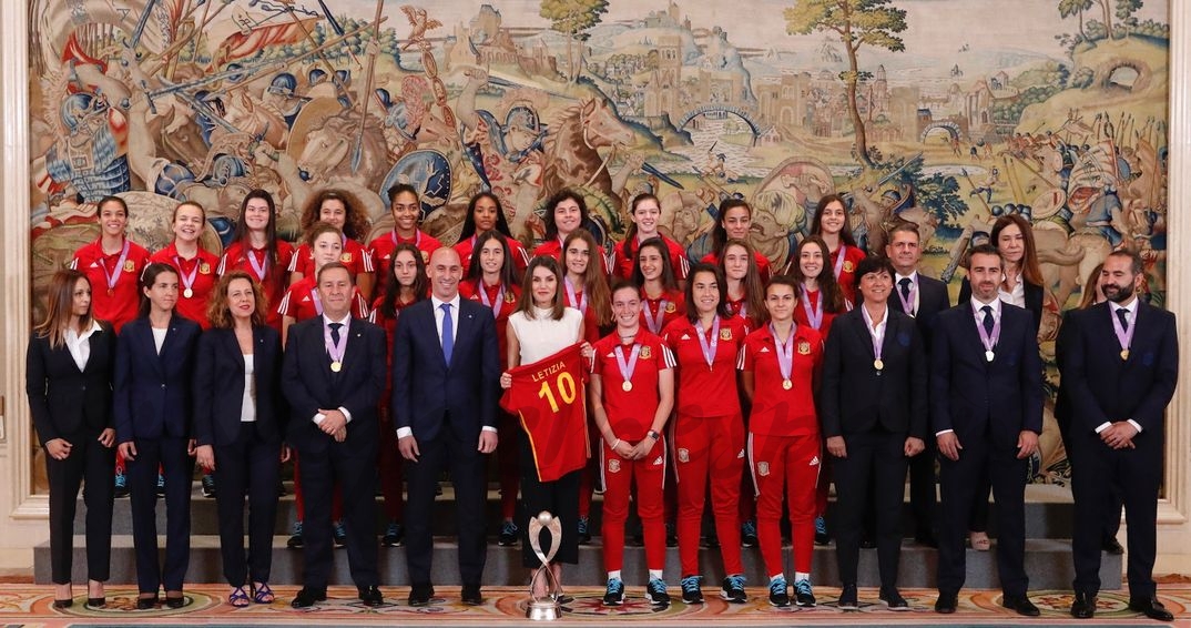La Reina con la Selección Nacional femenina sub-17 de Fútbol y el cuerpo técnico © Casa S.M. El Rey