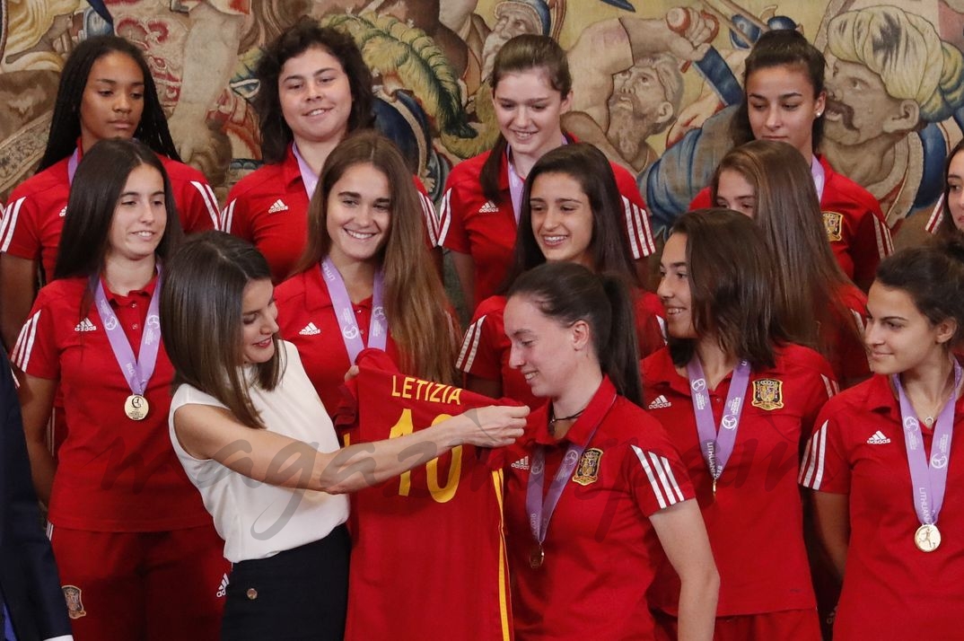Doña letizia recibe una camiseta de la Selección Nacional femenina sub-17 de Fútbol con su nombre y firmada por las jugadoras © Casa S.M. El Rey