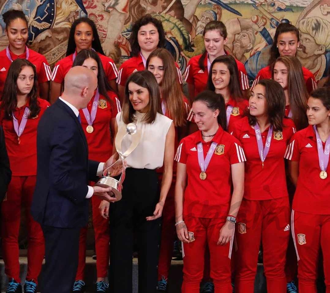 La reina Letizia recibe a la Selección Nacional femenina de fútbol sub-17