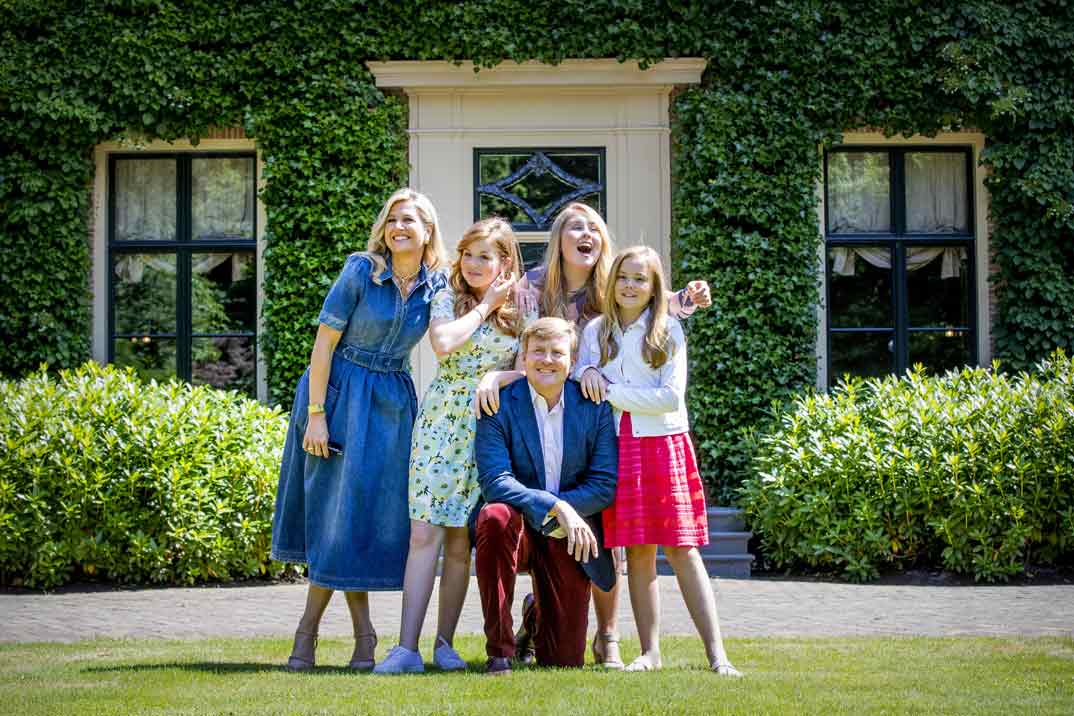 Reyes Guillermo y Máxima de Holanda con sus tres hijas