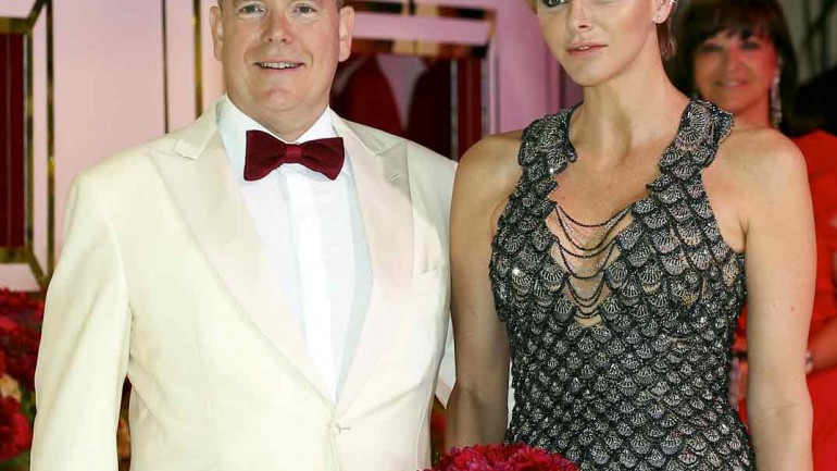 Charlene de Mónaco se viste de sirena por Versace