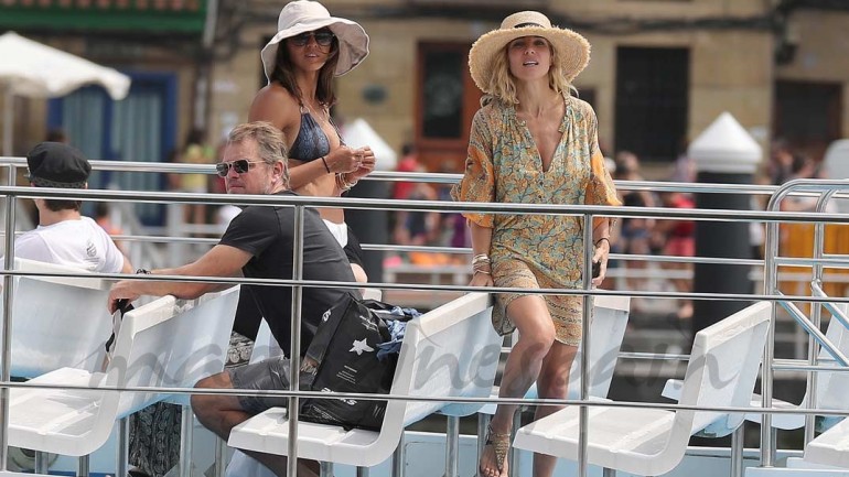 Elsa Pataky y Chris Hemsworth se divierten con Matt Damon en España