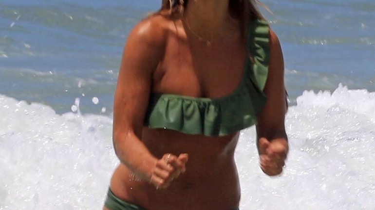 ¿Bañador o bikini? Los looks playeros de Paula Echevarría