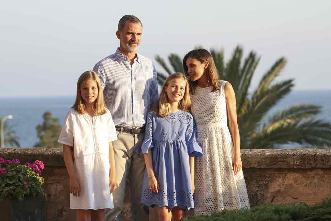 Los Reyes Felipe y Letizia con la princesa Leonor y la infanta Sofía