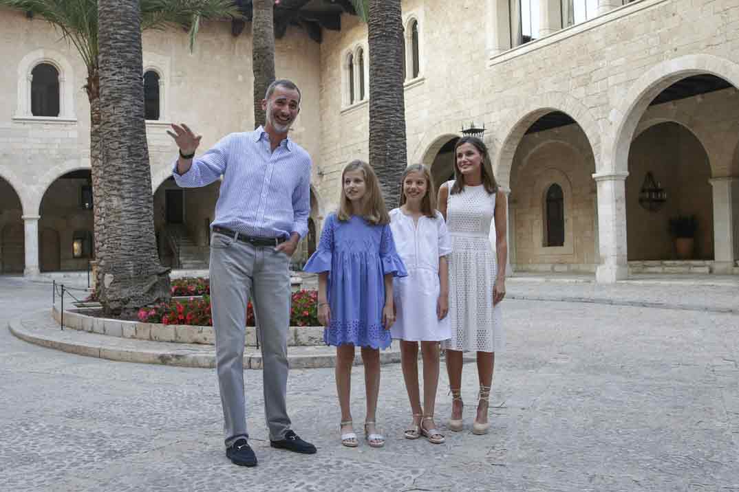 Los Reyes Felipe y Letizia con la princesa Leonor y la infanta Sofía