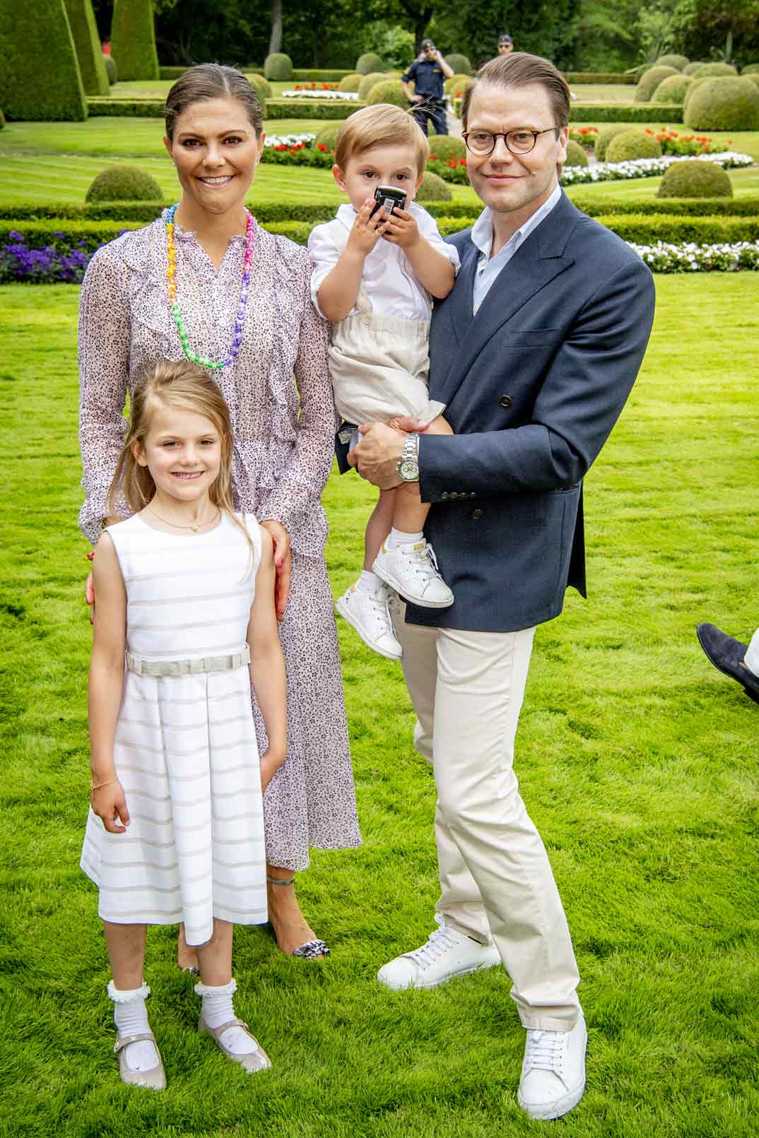 Victoria de Suecia con su marido Daniel y sus dos hijos