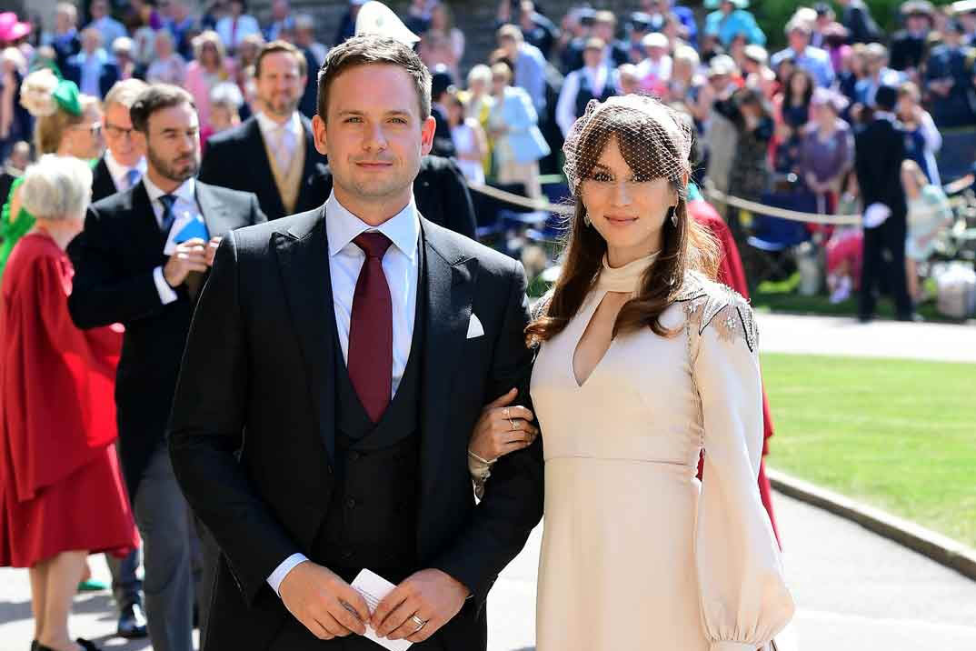 El «marido» de Meghan Markle, Patrick J. Adams y su mujer Troian Bellisario, esperan su primer hijo