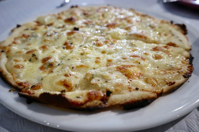 Pizza de pera y queso gouda