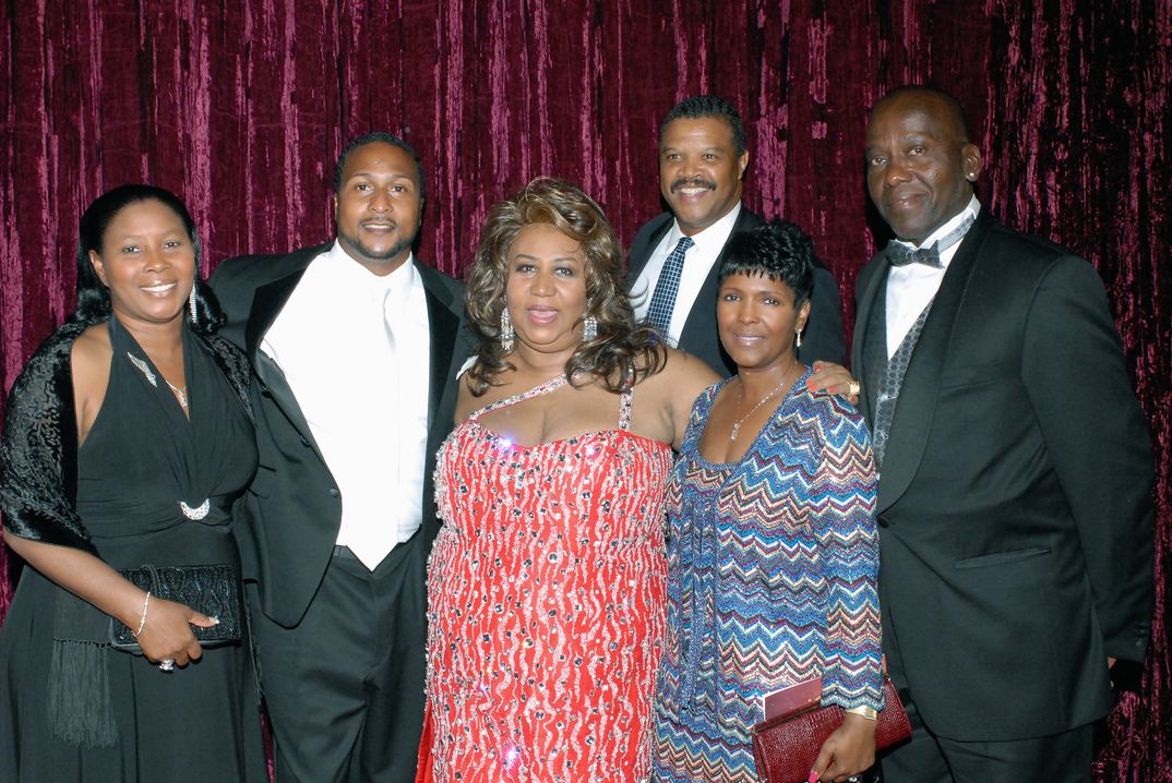 Aretha Franklin con su familia - De izq a dcha Chris Franklin, la mujer con su esposo, Von Franklin, sobrino de Aretha, Willie Wilcerson; Sabrina Owens, su sobrina con su esposo Oliver Owens - 2006