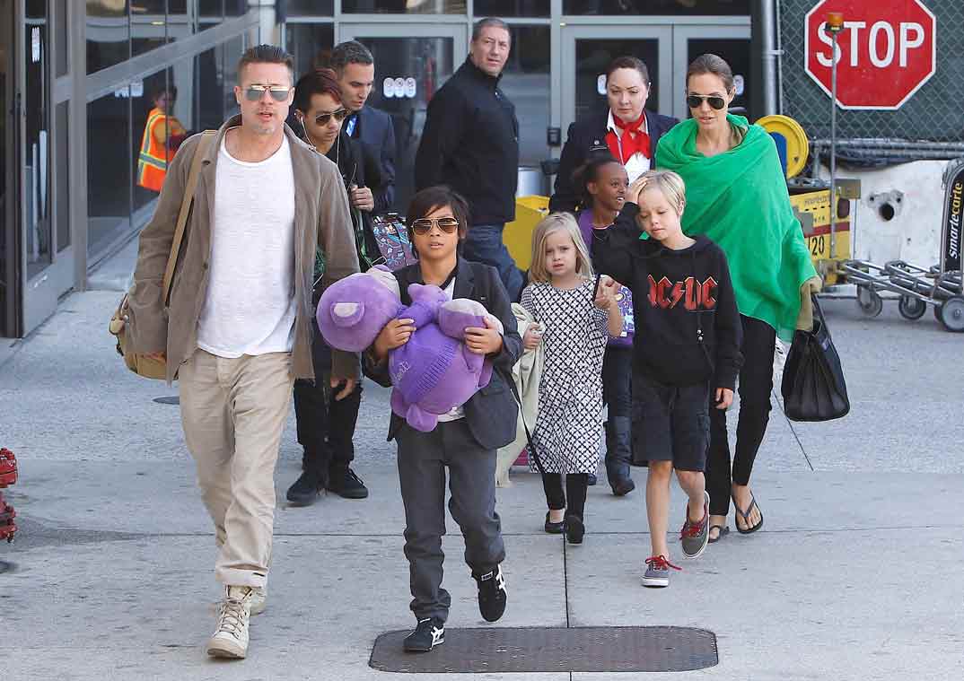 Angelina Jolie y Brad Pitt con sus hijos - Foto archivo 2014