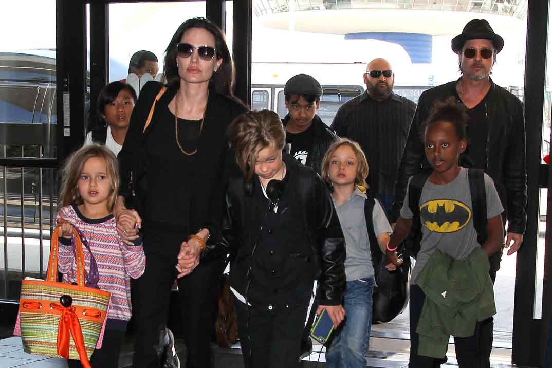 Angelina Jolie y Brad Pitt con sus hijos - Foto archivo 2014