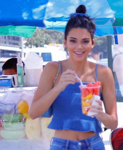 El perfecto look denim de Kendall Jenner