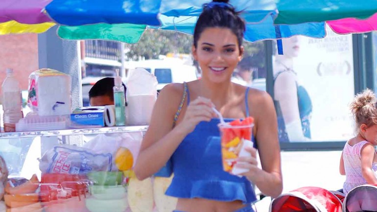 El perfecto look denim de Kendall Jenner