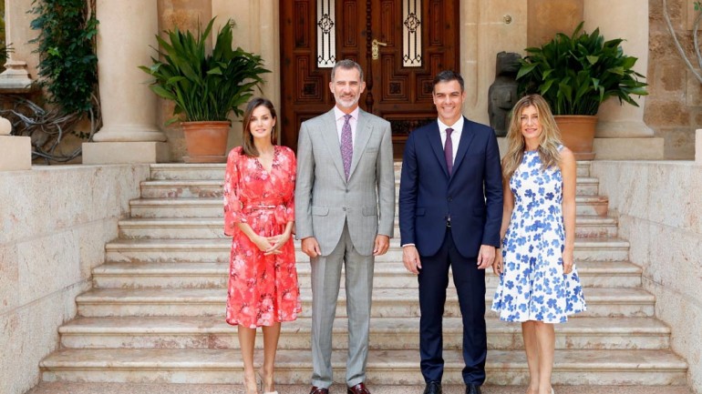 El primer duelo de estilo de la reina Letizia y Begoña Gómez