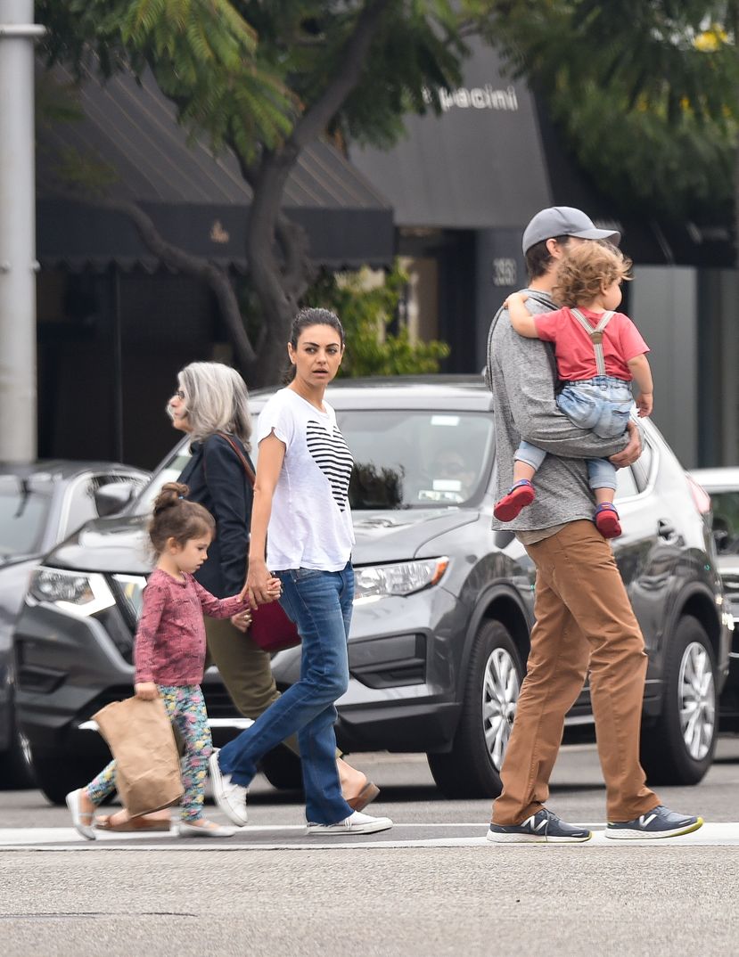 MIla Kunis y Asthon Kutcher con sus hijos - 2018