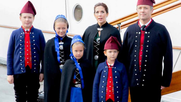 El tradicional y «original» posado del príncipe Federico y su familia