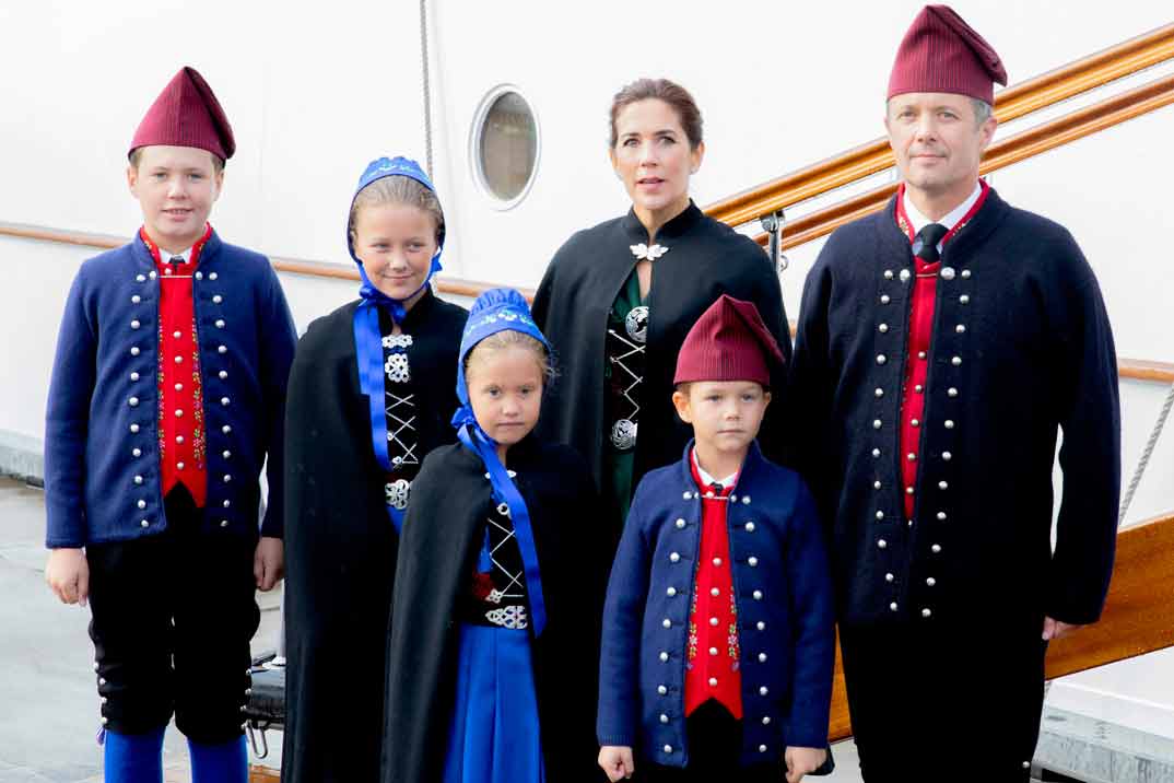Los príncipes Federico y Mary de Dinamarca con sus cuatro hijos