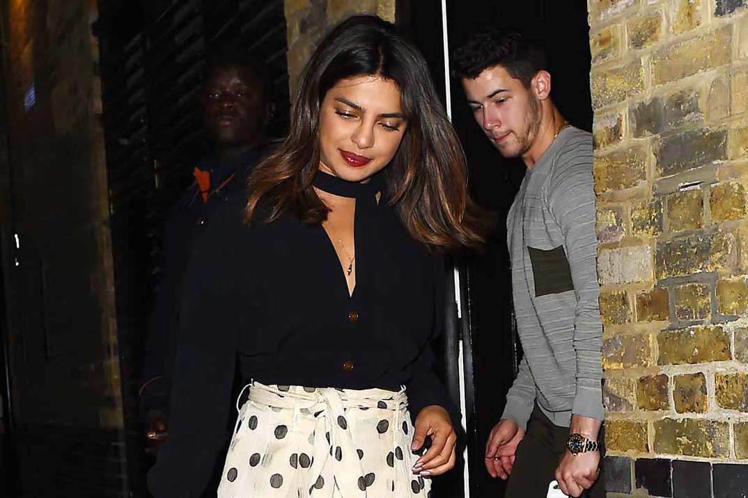 Priyanka Chopra ¡por fin! muestra su espectacular anillo de compromiso