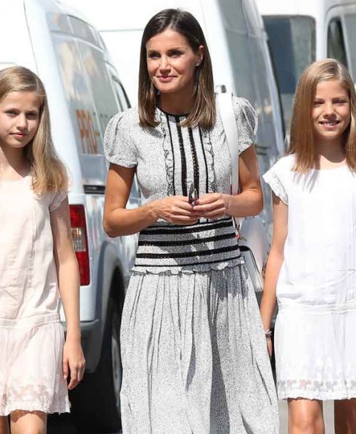 La visita de la reina Letizia y sus hijas al Rey en las regatas