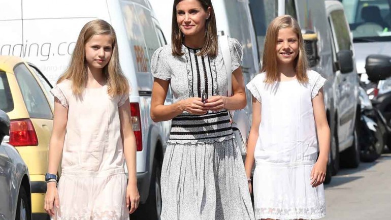 La visita de la reina Letizia y sus hijas al Rey en las regatas