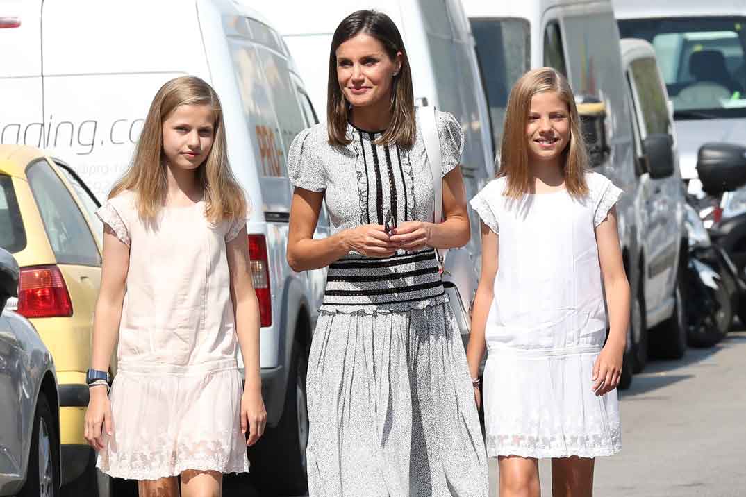 La visita de la reina Letizia y sus hijas al Rey en las regatas