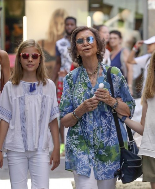 La reina Letizia y sus hijas, de paseo en Mallorca con doña Sofía