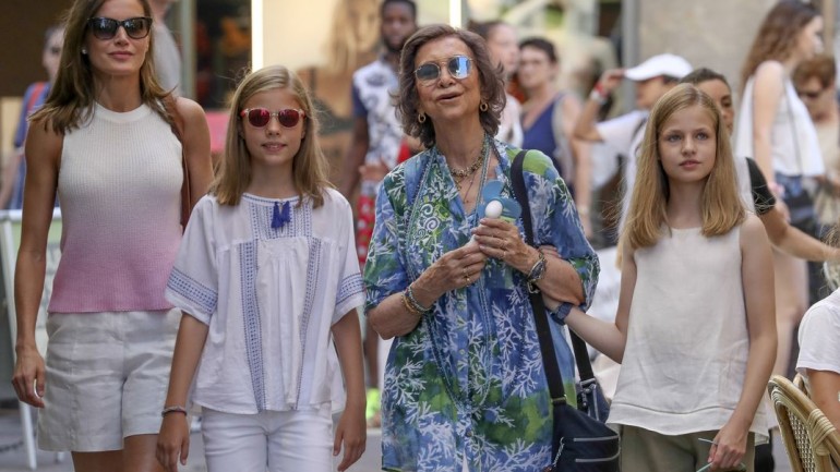 La reina Letizia y sus hijas, de paseo en Mallorca con doña Sofía