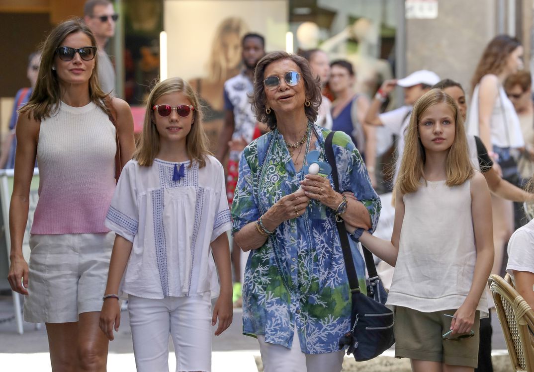 La reina Letizia y sus hijas, de paseo en Mallorca con doña Sofía