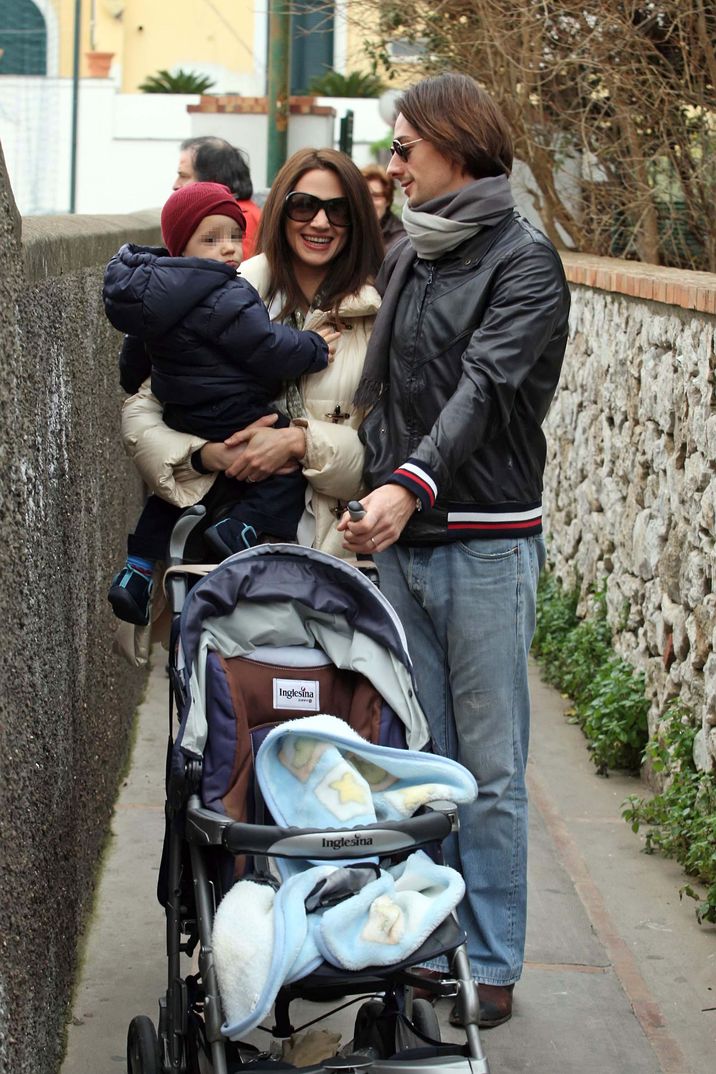 Asia Argento y Michele Civetta con su hijo en Capri - 2009