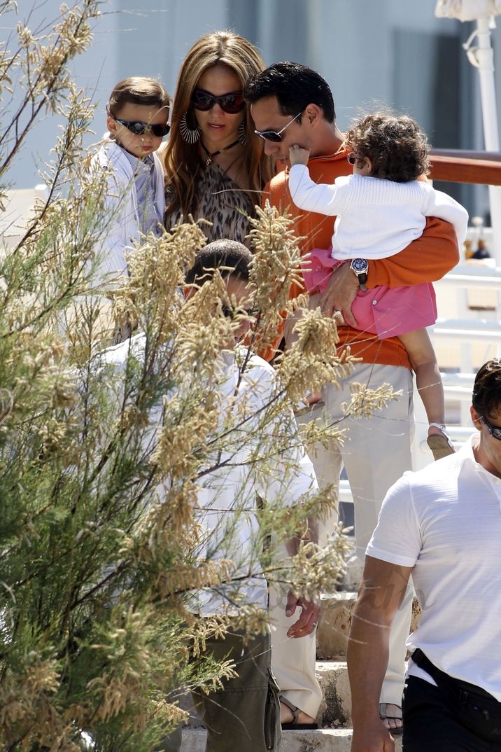 Marc Anthony con Jennifer López y sus mellizos en Cannes - 2010