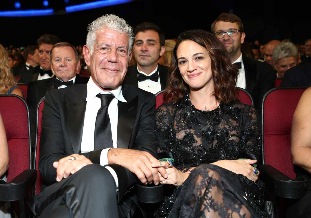 Asia Argento y Anthony Bourdain - Premios Emmy 2017