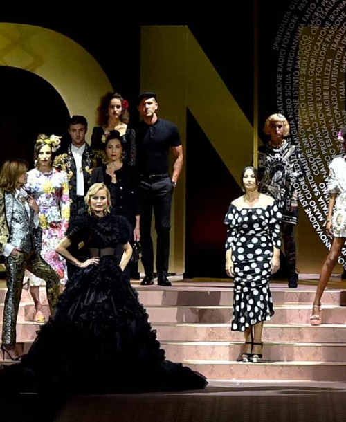 La gran fiesta de Dolce & Gabbana en Milán: Monica Bellucci, Carla Bruni, Eva Herzigova y otras 147 «top models» sobre la pasarela