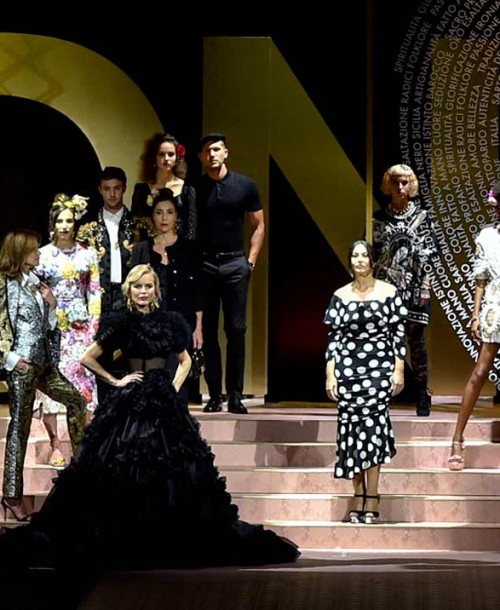 La gran fiesta de Dolce & Gabbana en Milán: Monica Bellucci, Carla Bruni, Eva Herzigova y otras 147 “top models” sobre la pasarela