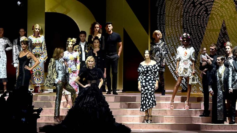La gran fiesta de Dolce & Gabbana en Milán: Monica Bellucci, Carla Bruni, Eva Herzigova y otras 147 «top models» sobre la pasarela