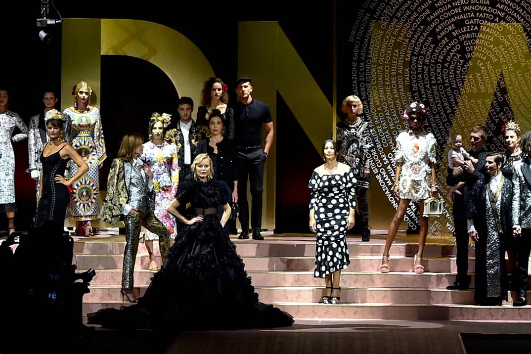 La gran fiesta de Dolce & Gabbana en Milán: Monica Bellucci, Carla Bruni, Eva Herzigova y otras 147 “top models” sobre la pasarela