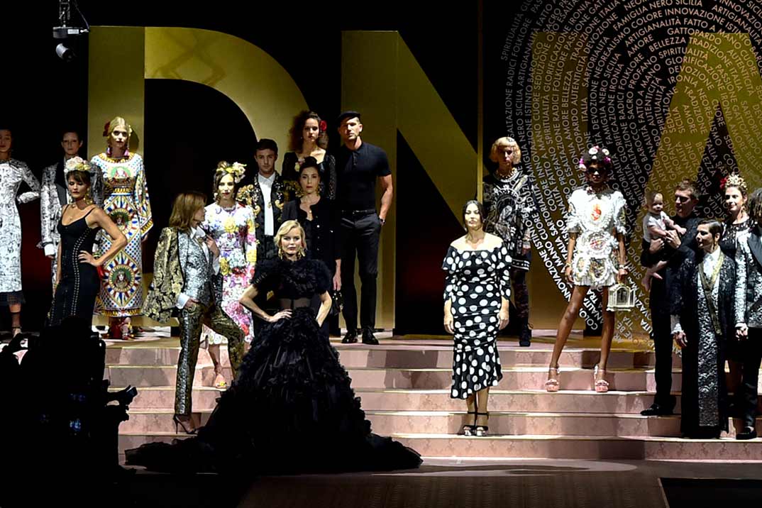 La gran fiesta de Dolce & Gabbana en Milán: Monica Bellucci, Carla Bruni, Eva Herzigova y otras 147 «top models» sobre la pasarela