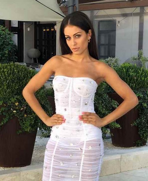 Hiba Abouk y su espectacular vestido de invitada para la boda de Pelayo Díaz