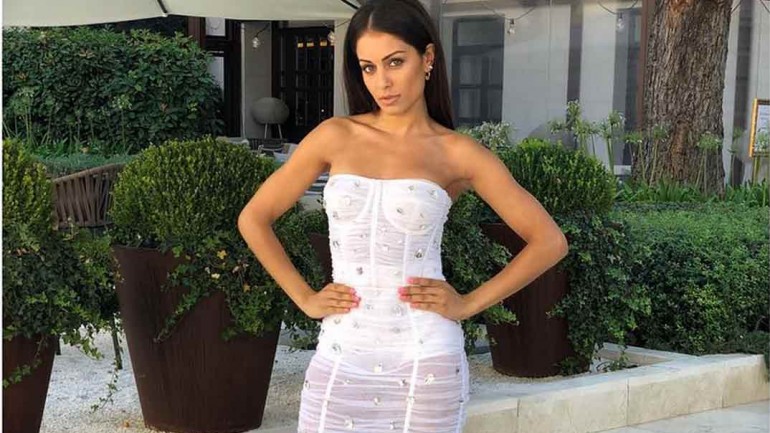 Hiba Abouk y su espectacular vestido de invitada para la boda de Pelayo Díaz