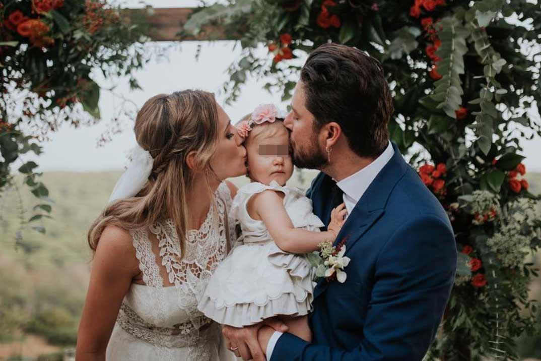 Almudena Navalón y Manuel Carrasco con su hija Chloe © Instagram