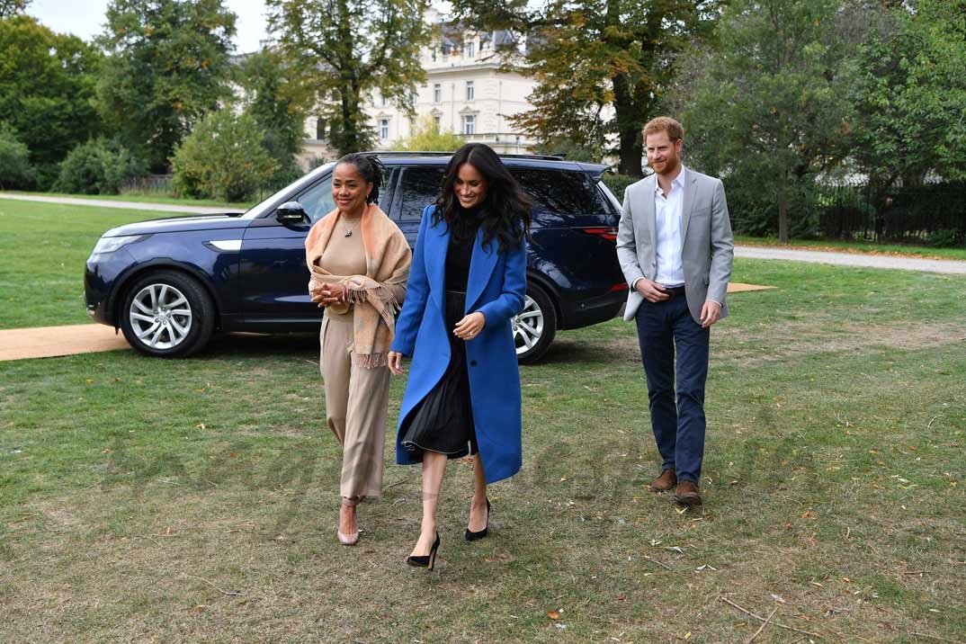 Meghan Markle con el príncipe Harry y su madre, Doria Ragland