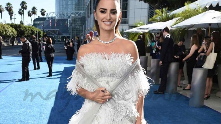 Penélope Cruz triunfa en los Emmy vestida de princesa