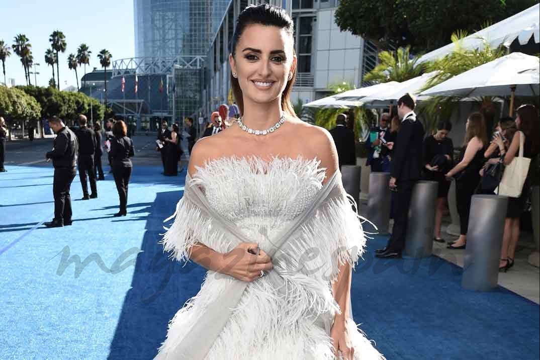 Penélope Cruz triunfa en los Emmy vestida de princesa