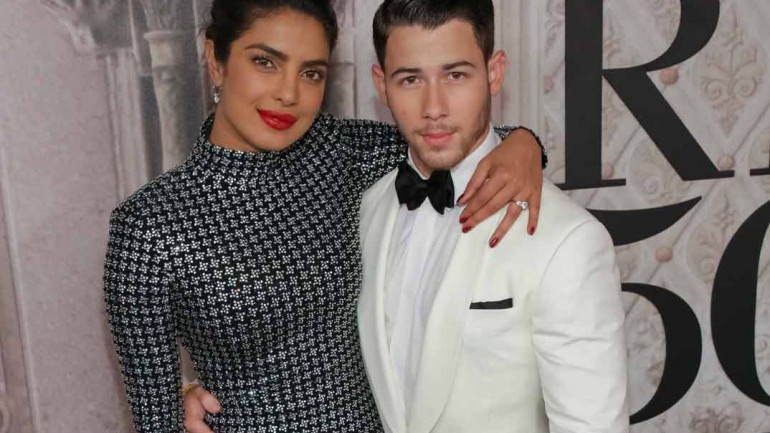 La romántica imagen de Priyanka y Nick Jonas que nos recuerda la foto de compromiso de Harry y Meghan