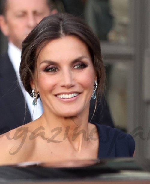 La reina Letizia deslumbra con un look de estrella de Hollywood