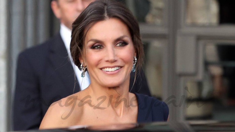 La reina Letizia deslumbra con un look de estrella de Hollywood
