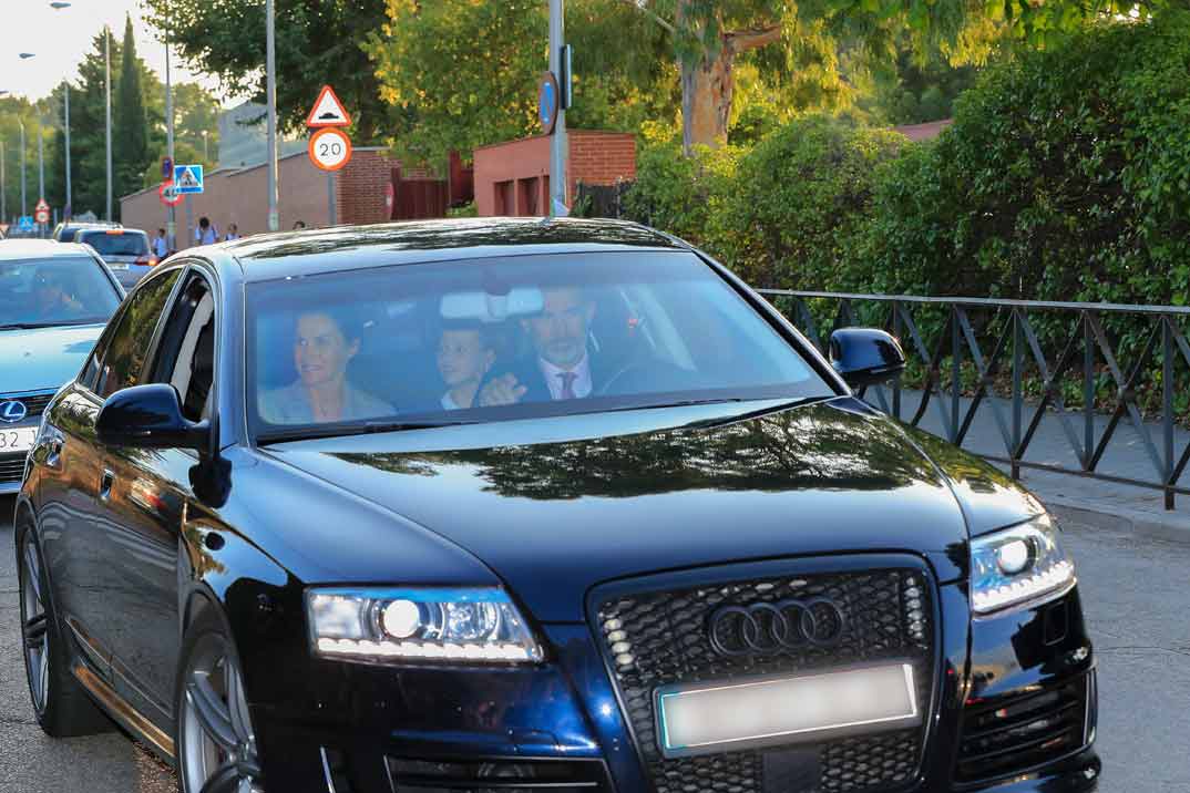 Reyes don Felipe y doña Letizia con princesa Leonor