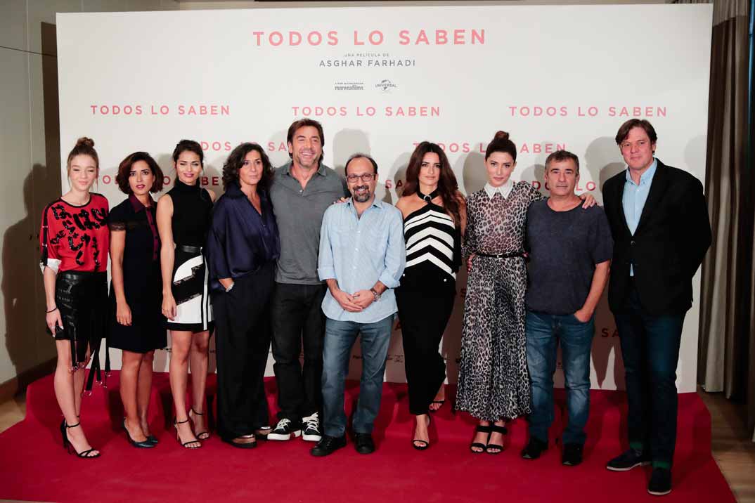 Penélope Cruz y Javier Bardem con el equipo de "Todos los saben"