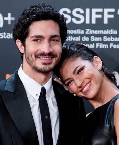 Úrsula Corberó y Chino Darín pasean su amor por la alfombra roja de San Sebastián