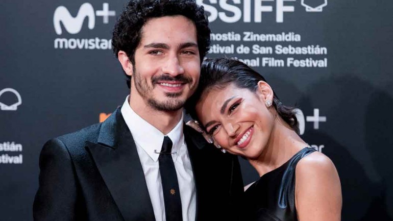 Úrsula Corberó y Chino Darín pasean su amor por la alfombra roja de San Sebastián